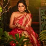 Sampurna Lahiri Instagram - শুভ অক্ষয় তৃতীয়া ❤️ . Photography - @sayantan_dutta_photography Makeup - @sahababusona Hair - @ginni_love21 Styling - @rinkikhatoon Wardrobe - @the_textile_tale Jewellery - @anjalijewellersbharat Media - @aajkaal.in Assistant - @sourabh181707 . #ethnicwear #indian #bengali #look #festival #celebration #saree #sareelove #traditional #happiness #bliss #positivevibes #mood #love