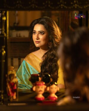 Sampurna Lahiri Instagram - 💚💫
.
@sayantan_dutta_photography @sahababusona @rinkikhatoon @anjalijewellersbharat @ginni_love21 @the_textile_tale @aajkaal.in @sourabh181707 
.
#shoot #fashion #style #saree #sareelove #magazine #mood #ethnic #indianwear #love