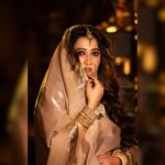 Sampurna Lahiri Instagram – Chaand Mubarak 🌙
.
Photography – @sayantan_dutta_photography 
Makeup up – @sahababusona 
Styling – @rinkikhatoon 
Hair – @ginni_love21 
Jewellery – @anjalijewellersbharat 
Assistant – @sourabh181707 
.
#eidmubarak #traditional #festival #celebration #peace #joy #love #diversity #happiness #spreadlove
