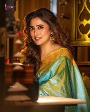 Sampurna Lahiri Instagram - Be easy to love, hard to break and impossible to forget 💫💚
.
@sayantan_dutta_photography @sahababusona @rinkikhatoon @ginni_love21 @the_textile_tale @anjalijewellersbharat @aajkaal.in @sourabh181707 
.
#shoot #ethnic #indianwear #saree #sareelove #mood #love #selflove #beauty #feelgood #positivevibes