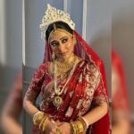 Sampurna Lahiri Instagram – || বধূবরন ||
.
.
.
Makeup & Hair @makeup_artist_surojit 
Chandan @kolka_mehendi_by_priyashi 
Styling @subrata4462 
Reels @reelstasoumoo 
Saree @threadpetals2021 
Jewellery @soukhinbysuratna 
.
.
#bride #bridalmakeup #makeup #ethnic #saree #sareelove #fashion #ethnicwear #love