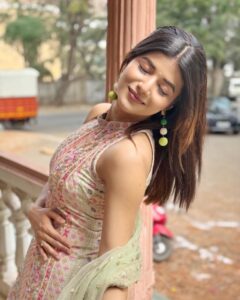 Samridhi Shukla Instagram - Aapko kaisi lagti hoon? 🌸