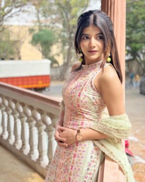 Samridhi Shukla Instagram - Aapko kaisi lagti hoon? 🌸