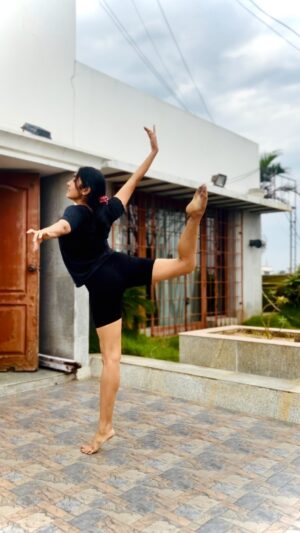 Samyuktha Viswanathan Instagram - You’ve seen me do the hook step, but did you know I could do these steps 🩰🌝
Feels so good to get back to the dance I fell in love with. Dance has always been my favorite and most effective way of catharsis and expression. And THIS SONG makes me flowwww. I mean, oofff what a song 🤌🏼 Tugs at my heartstrings; which is why this is a non-choreographed, free-flowing, just feeling the music kinda dance. So it’s not perfect or great by any means, but it’s honest and that’s my favorite kinda dancing 🤍
(IG Algorithm Powers, pls make this reach the right audience)

Song by @musicsanthosh
@dhibuninanthomas
@worldofsiddharth #SUArunKumar nimisha_sajayan @lyricist_vivek @thinkmusicofficial
From the movie ‘Chittha’

🎥: @chinmayitis

(Actor, Dancer, Contemporary Dance, Indian Contemporary Dance, Dancers of Instagram, Indian Actress, South Indian Actress, Freestyle Movement, Movement Theater, Movement Artist)

#dancersofinstagram #actordancer #indiandancerscommunity