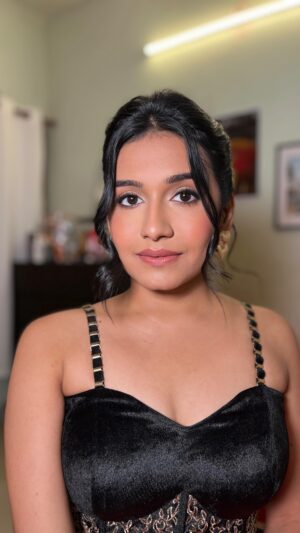 Samyuktha Viswanathan Instagram - Dolled up @samyukthaviswanathan for the JFW awards 🎀🌸💗
Hair by: @hairandsareebyvaishu 
Outfit by: @bandananarulaofficial