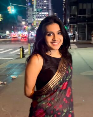 Samyuktha Viswanathan Instagram - blurry nights, blurry photos, crystal clear memories 🤍

saree borrowed from @spacelordnova ⭐️

(Actor, actor in nyc, Chennai actor, Tamil actress, Saree nyc, Saree love, the city that never sleeps, Times Square, indie actor)