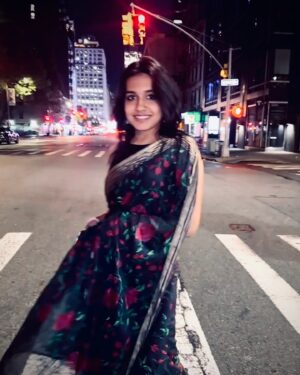 Samyuktha Viswanathan Instagram - blurry nights, blurry photos, crystal clear memories 🤍

saree borrowed from @spacelordnova ⭐️

(Actor, actor in nyc, Chennai actor, Tamil actress, Saree nyc, Saree love, the city that never sleeps, Times Square, indie actor)