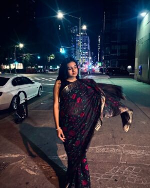 Samyuktha Viswanathan Instagram - blurry nights, blurry photos, crystal clear memories 🤍

saree borrowed from @spacelordnova ⭐️

(Actor, actor in nyc, Chennai actor, Tamil actress, Saree nyc, Saree love, the city that never sleeps, Times Square, indie actor)