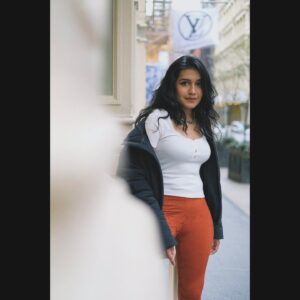 Samyuktha Viswanathan Instagram - NYC brings out a different side of me. Something more authentic, genuine and happier. It makes me want to sing out this song loud as I walk the roads. It is freedom, liberating, and even the tough parts and the pain comes with a rainbow at the end of it. Ever since I moved back, I’ve been trying to live that side of me no matter where I am. And four years later, I still haven’t fully figured it out. Society, hate, trolls and the pressure to live confined in a box is stifling. I stopped trying to break through and bent under the pressure instead.

I love this city, I love my people, ‘Madras is an emotion’ is true. I’ve always been proud of being Tamilian, so the flak I get for my accent/pronunciation sometimes does hurt, but only because of the feeling of invalidation that comes with it. I want to be my free-er self here and I’m a little disappointed in myself that I let the confines get to me. I also know many of my peers/friends who feel similarly but it’s hard to put into words. So here’s to finding the courage and thick skin to be who you truly are, no matter where you are and what people say ✨

📷: @tarunkoliyot (by far one of my favorite photo series, will definitely post more from it coz 🤌🏼)
Makeup by my beautiful @spacelordnova
Fav pants from my baby girl @neha.nathan 

(Authentic self, New York, New York diaries, New York City magic, Chennai, Madras, Chennaiite, Madras is an emotion,  Authenticity, Finding yourself, Artist, actor, Tamil girl, female artist, female writer)