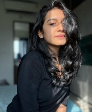 Samyuktha Viswanathan Instagram - why makeup when sun 🙆🏻‍♀️ so this is why they all say we need some sun and vit D. if it can make me feel like this…ok fine imma listen and get more sun from now on 🌞

wearing @mangopeoplecosmetics ‘gulabi’ for a little color on my lips and i love it #notanad #notsponsored 

#nofilter #morningmood #howtohashtag (?)