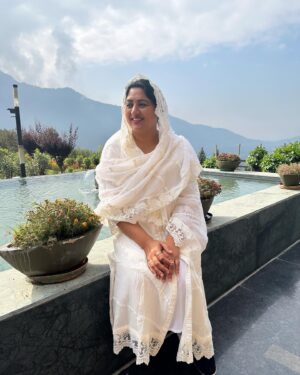 Sana Instagram - Kashmir Srinagar the most lovely and sublime spot on earth,a paradise,which poets have tried to portray in words.
#heavenonearth @vivanta.dalview #dallakesrinagar #instabeauty #vloggers @youtube #instagood