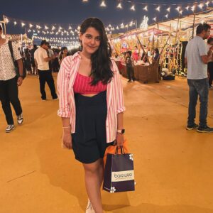 Sanah Kapur Instagram - Somewhere between the lights, the food and the music the soul was getting healed…
( ps: and shopping of course 😉) 

#weekend #weekendvibes #lilflea #joy #shopping #music #lights #food #fun #moments