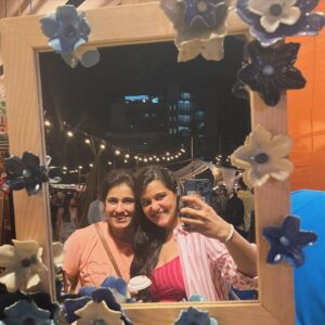Sanah Kapur Instagram - Somewhere between the lights, the food and the music the soul was getting healed…
( ps: and shopping of course 😉) 

#weekend #weekendvibes #lilflea #joy #shopping #music #lights #food #fun #moments
