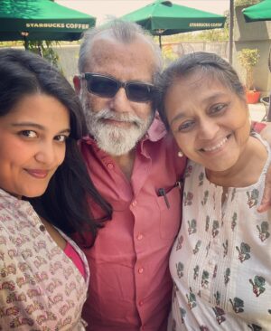 Sanah Kapur Instagram - This is how my Saturday afternoon went….what say, isn’t it perfect? 🥰
How are you spending yours? 

#selfie #weekend #Parents #family #love #famjam #familytime #coffeedates #favorite #matching