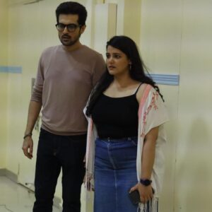 Sanah Kapur Instagram - The various expressions of being in a family….Cause Sundays are for #happyfamily albums ….are you enjoying the *conditions apply as much as we did while shooting?? 

@primevideoin
@ratnapathakshah @rajbabbarmp @atulkulkarni_official @ayesha.jhulka @raunaqkamdar @meenal_sahu_ @ahaansaboo @jd_majethia @aatishkapadia @babita.ashiwal @hatsoffproduction

#HappyFamily #behindthescenes #expression #newepisode #shootlife
