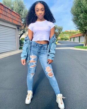 Sanai Victoria Instagram - California Dreaming.... Where are you from comment your city! 👇🏽
.
.
#californiadreaming #caligirl #calilove #whereareyoufrom #represent #positivevibes #sendingloveandlight #instadaily #picoftheday #ootd #explore #explorepage #jeans #jeansfashion #jeans #commentyourcity #commentbelow 👇🏽 Swipe 👈🏽 🌎 ❤️💋