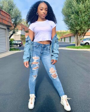 Sanai Victoria Instagram - California Dreaming.... Where are you from comment your city! 👇🏽
.
.
#californiadreaming #caligirl #calilove #whereareyoufrom #represent #positivevibes #sendingloveandlight #instadaily #picoftheday #ootd #explore #explorepage #jeans #jeansfashion #jeans #commentyourcity #commentbelow 👇🏽 Swipe 👈🏽 🌎 ❤️💋
