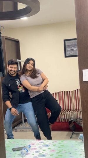 Sandra Babu Instagram - Bang bang ….✨✨✨Vicky -Sandra 💃🏻🕺
Video @__bindu_babu 

#priyamanathozhi #aadhi #pavithra #suntv