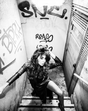 Sandra Cervera Instagram - Animal nocturno, mujer de barrio, juega sin prejuicio y le atraviesa el disparo. 
GAME OVER 🕹
📸 @robertogarver