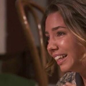 Sandra Cervera Instagram - HASTA SIEMPRE. Me ha desgarrado durante 1845 capítulos. Gracias mi querida “Emilia Ulloa” por enseñarme tanto. Por desgarrarme el alma para seguir creciendo. Hasta siempre Bella Emilia. Hasta siempre a ese gran amor llamado El Secreto de Puente Viejo. 
Y es que ya no puedo contar la historia de mi vida sin hablar de esta gran familia que tanto me ha querido y me ha enseñado. Porque este gran equipo sigue luchando con su gran secreto, y es el CORAZÓN. Jamás he visto en mi vida una unidad tan firme, todos a una siempre. No puedo resumir estos 7 años y pico de mi vida, es imposible. El Equipo Humano de esta serie ha hecho que se me parta el alma al tomar la decisión de decir “adiós”. Porque realmente se han convertido en mi familia y mis consejeros. Gracias Por haberme respetado tanto en todo momento, por hacer que me supere aguantando mi cabezonería y aún así, haberme hecho sentir siempre tan querida y valorada. Gracias Puente Viejo por lo aprendido, vivido, sentido, amado.... Gracias también a los que desde casa habéis hecho que yo esté año tras año al pie del cañón. 
AMO y AMARÉ profundamente esta serie, porque jamás debemos olvidar quien nos cogió de la mano en nuestro camino. Gracias Familia. Gracias @boomerangtv @antena3com @atresmediacom ❤️#elsecretodepuenteviejo #hastasiempre