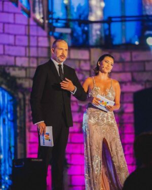 Sandra Cervera Instagram - ✨💕 Mucho más que conducir una gala en directo … Gracias por todos los mensajes bonitos que estoy recibiendo Canarias! 🌴🪘✨

@marcoymaria Estoy sin palabras al ver vuestro hermoso vestido 💎!!

@carnavaldemaspalomas.oficial 💕 @elhijodeinma un regalo tenerte a mi ladito compañero!