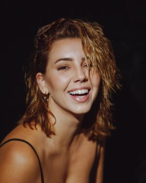 Sandra Cervera Instagram - 🧡🖤🤍 Deja de ponerte tan seria que sonreír en lo más serio de esta vida !!!!!!