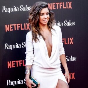 Sandra Cervera Instagram - PROTOCOLO 🖤👗@bashparis junto al talento de @ro_estudioo 
TE COMO LA CARA! •
@netflixes #actriz #atricce #dress #moda #fashion #look #premier #paquitasalas