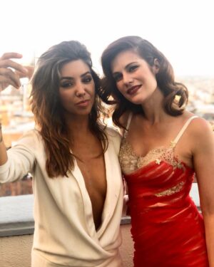 Sandra Cervera Instagram - MI DROGA. Anoche una vez más me di cuenta que trabajar en familia es lo que me hace estar tan enganchada a esta dura y hermosa profesión. Volver a estar rodeada de gente emprendedora, luchadora y tan talentosa me hace sentir tremendamente privilegiada. Este camino no es fácil y nunca lo será, pero hay personas maravillosas que pese a todo, no dejan de tener una sonrisa llena luz y deseo de vivir la profesión desde el amor. Todo, absolutamente todo el equipo era lo que transmitía. Y todos ellos tuvieron detalles hermosos conmigo. @lidiasanjose.oficial comparto tu preciosa foto porque soy tremendamente consciente del valor de nuestras conversaciones neni y de tu lucha. Te lo mereces todo. @veronicaechegui @belen_cue gracias por cogerme de la mano. #amolainterpretacion @paquitasalasps OS EMOCIONARÁ ❤️ @braysefe has creado una BARBARIDAD!!!! @soyambrossi @javviercalvo sois enormes ! @nanitita @marionateres @yolandramos @_anamilan_ @secun @aalexdelucas @betsyturnez .... @apachete gracias @helena_maroto @juantxualvarez OS QUIERO.