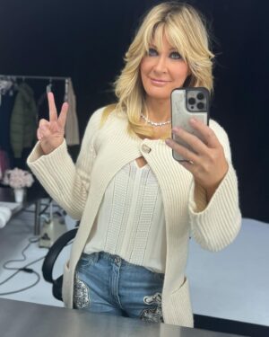 Sandra Lee Instagram - Happy Sunday Beautiful Everyone!
Looking towards a great week ahead.
Been working working working so much coming up. Looking forward to sharing soon.. Until then I hope to have more time to post as my gorgeous ALX, long time hair and makeup Stylist, shared “I MUST POST MORE”! Love you Alx and love you All! #sundayvibes #bestfriends #girlswholift #loveyourself #beautiful #sandralee