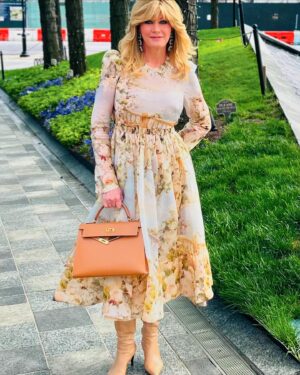 Sandra Lee Instagram - This is what 50 looks like-i’m off to an event and after an hour of hair and make up, I am ready to go. I have so many sisters out there that are 50  and I invite you to join us as we have our own girl gang thanks to Qvc and Qvc’s live stream. Always a new show that you should Tune-in to for Over 50 & Fabulous and the Over 50 & Fabulous livestream after show. We all speak frankly about our lives and you wanna see all of this and you’ll want to watch my fellow Q50 Ambassadors with host @mallyroncal and guest @lizvaccariello! (Ad) #loveqvc #proudlyq50 #ageofpossibility - sending you so much love always. Sister Sandy.#xoxo