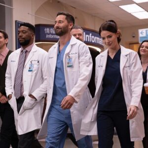 Sandra Mae Frank Instagram - Start the week off strong… like a #Boss! 😎

(Especially with #Coffee)

#DamFam #LikeABoss 

[image description]
4 doctors in their lab coats with 2 in their business attires, the background shows the set of #NewAmsterdam lobby, mainly beige walls with a couple of signs in blue & yellow and texts in white.
