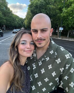 Sandra Silva Instagram - DICAS RELAÇÃO ❤️‍🔥

Nem tudo é o que parece e nas últimas semanas temos passado por desafios mesmo intensos. Individuais, em família e em casal. A nossa relação como todas as outras, tem os seus momentos: bons e outros menos bons. No fundo somos duas pessoas com passados e histórias diferentes que se amam, mas uma relação requer trabalho. 
A vida é feita de momentos e acredito que depois da tempestade vem a tranquilidade, mas quando estamos no meio do caos parece que o mais fácil é deitar a toalha ao chão. Com comunicação percebemos que continuamos a escolher-nos um ao outro e à nossa família ✨ 

5 DICAS: 

1. Boa comunicação: nem sempre os momentos de tensão e stress são os melhores para se falar, mas quando encontramos esse espaço, dizemos tudo o que sentimos. O que nos magoa e o que queremos melhorar em nós e na relação. Não nos deitarmos chateados. 

2. Não deixar que a tensão dure muito tempo para não aumentar a bolha.. quanto maior mais estrago faz quando rebenta 🙃 Desta vez estivemos umas semanas em que deixámos arrastar demais a conversa e podíamos ter evitado alguns momentos de maior tensão se tivéssemos falado logo. Quando chega ao ponto em que já começamos a disparatar e atirar coisas à cara da outro já não vai bem 🫠

3. Sabermos identificar os nossos limites, é um processo, para os conseguirmos comunicar um ao outro e gerir melhor o dia a dia. Limites bem definidos e respeitados pelo outro, é life changing.. demora, mas aos poucos vemos benefícios 🫶🏼

4. Termos presente que para a nossa relação estar saudável, o nosso bem-estar individual é uma prioridade. Cuidarmos de nós e da relação. E aqui entra o tempo individual, hobbies, tempo em casal, tempo em família, etc 

5. Termos expectativas alinhadas e tarefas divididas (literalmente uma lista com tudo). Pedirmos ajuda profissional de quem sabe e pode criar um espaço seguro para isto acontecer é incrível (obrigada @catarina_beato_ ❤️‍🔥) 

Que nos encontremos sempre no meio do caos ❤️‍🔥

Alguma dica que nos queiras deixar? Qual é o maior desafio por aí? Todos temos desafios e só custa começar a falar para percebermos que não estamos sozinhos 🤞🏼

#dicas #casal #relacao #viveremcasal #tips
