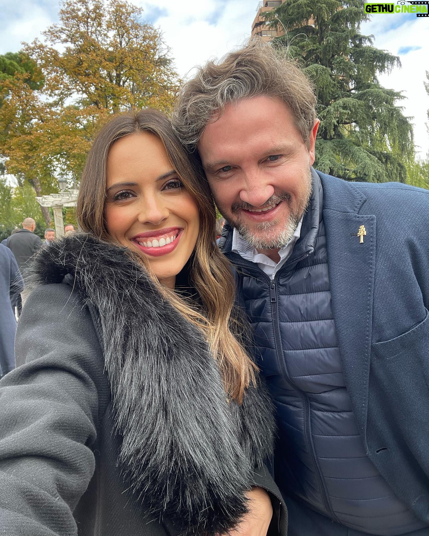 Sandra Díaz Arcas Instagram - Para una murciana que lleva ya 12 años fuera de su tierra pero que la siente en el corazón, el día de hoy ha sido un regalo. En apenas dos meses, arranca el Año Jubilar 2024 de @aytodecaravaca y ha sido un placer absoluto ser la encargada de dirigir el acto de su presentación, además, en un escenario idílico. Gracias Consejera, @carmenconesaperiodista por pensar en mí 🫶🏽 Por supuesto, estáis todos invitados, porque la @regiondemurcia_ está preparada para acogeros, sorprenderos y animaros a creer en lo extraordinario 💫 . . . #añojubilar2024 #caravacadelacruz #regiondemurcia #retiromadrid