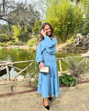 Sandra Díaz Arcas Instagram - Primera boda de la temporada 🤍🩵
.
.
.
Gracias siempre @alipromesas @valytyplace 🫶🏽

👗 @coosyofficial 
👠 @inesdomecqshoes 
💎 @mdepaulet
👜 @thesantofficial