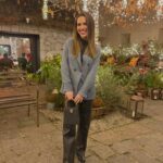 Sandra Díaz Arcas Instagram – Cenas navideñas, luces y primeros regalitos 🎁 
.
.
.
La americana es de @silbonmoda y es uno de los primeros que he abierto esta navidad 🎁❤️