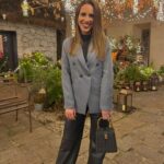 Sandra Díaz Arcas Instagram – Cenas navideñas, luces y primeros regalitos 🎁 
.
.
.
La americana es de @silbonmoda y es uno de los primeros que he abierto esta navidad 🎁❤️