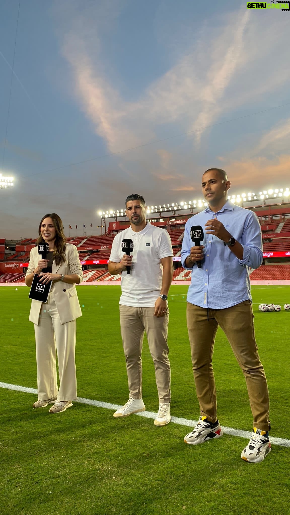 Sandra Díaz Arcas Instagram - Hay findes que dan para mucho. Este ha sido uno de ellos. Maletas para arriba, maletas para abajo y cerrando la J9 con un partidazo en Granada. Nos vemos después del parón ❤️ . . . #laliga #laligaendazn #ligaeasports #dazn #GranadaBarça #jornada9 #LosCarmenes #lovemyjob