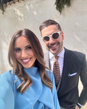 Sandra Díaz Arcas Instagram - Primera boda de la temporada 🤍🩵
.
.
.
Gracias siempre @alipromesas @valytyplace 🫶🏽

👗 @coosyofficial 
👠 @inesdomecqshoes 
💎 @mdepaulet
👜 @thesantofficial