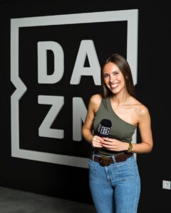 Sandra Díaz Arcas Instagram - Feliz y con una sonrisa de oreja a oreja desde que sé que voy a formar parte del equipazo de Dazn para contaros La Liga cada fin de semana 💛 Gracias a todos por el cariño, una vez más 🫶🏽 P.D. ¡Nos vemos por los estadios! 🏟⚽️