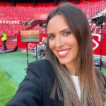 Sandra Díaz Arcas Instagram - Me lo podía llegar a imaginar, pero el derbi sevillano hay que vivirlo 🤩 @dazn_es . . . #SevillaBetis #Derbisevillano #ElGranDerbi #laligaendazn #sanchezpizjuan #fútbol