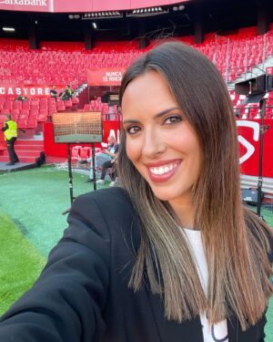 Sandra Díaz Arcas Instagram - Me lo podía llegar a imaginar, pero el derbi sevillano hay que vivirlo 🤩 @dazn_es 
.
.
.
#SevillaBetis #Derbisevillano #ElGranDerbi #laligaendazn #sanchezpizjuan #fútbol