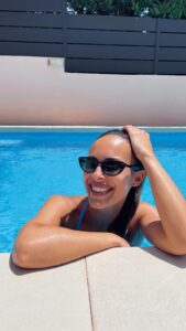 Sandra Díaz Arcas Instagram - Creo que tiene las mismas ganas de meterse en el agua que yo 🐶😂 . . . #summer #summervibes #swimmingpool #doglover #doglife #reelsinstagram