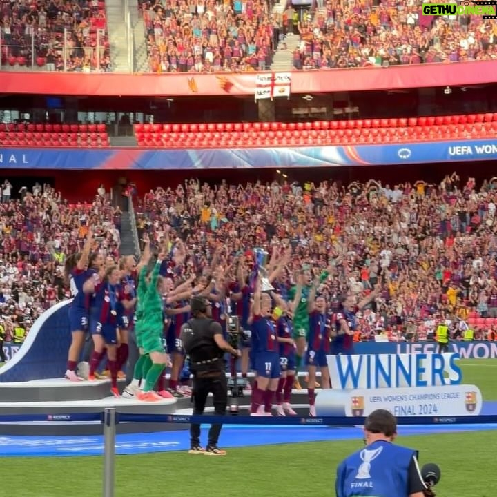 Sandra Díaz Arcas Instagram - Recuerdos que quiero dejar aquí y no olvidar nunca 😊 Era mi primera final de la Uefa Women’s Champions League y con un equipazo contamos que las jugadoras del Barça siguen siendo las reinas de Europa 👸🏼 @dazn_es