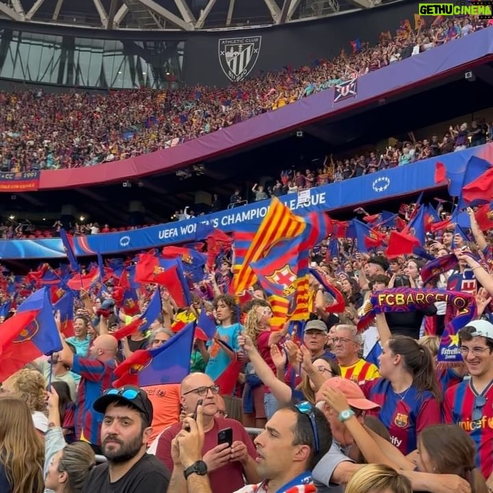 Sandra Díaz Arcas Instagram - Recuerdos que quiero dejar aquí y no olvidar nunca 😊 Era mi primera final de la Uefa Women’s Champions League y con un equipazo contamos que las jugadoras del Barça siguen siendo las reinas de Europa 👸🏼 @dazn_es