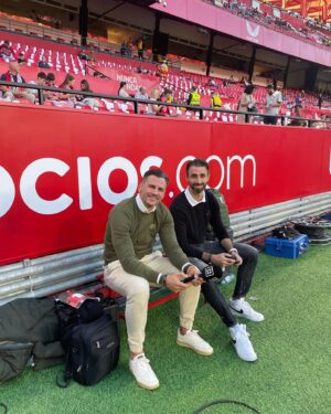 Sandra Díaz Arcas Instagram - Me lo podía llegar a imaginar, pero el derbi sevillano hay que vivirlo 🤩 @dazn_es 
.
.
.
#SevillaBetis #Derbisevillano #ElGranDerbi #laligaendazn #sanchezpizjuan #fútbol