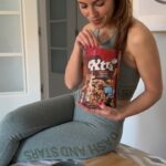 Sandra Díaz Arcas Instagram - 🥰 Empezar así el día 🥰 *publi Un bowl 🥣 con yogur, frutas 🍓 🍌 y la granola Extra Chocolate de @kelloggs_es. Combinación ideal de sabor, textura y un delicioso placer crujiente #ponleunEXTRAdealegria