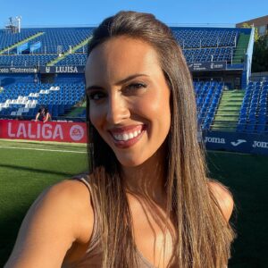 Sandra Díaz Arcas Instagram - Fotos que no subí de nuestro primer día 🤍 
(Era la vuelta al cole y estaba demasiado concentrada🤪)

Y mientras la mayoría de vosotros seguís en la playa, mañana nos vemos en la jornada 2: Almería-Real Madrid en @dazn_es 🙌🏽
.
.
.
#LaLigaenDazn #fútbol #ligaeasports #getafebarça #jornada1 #coliseum