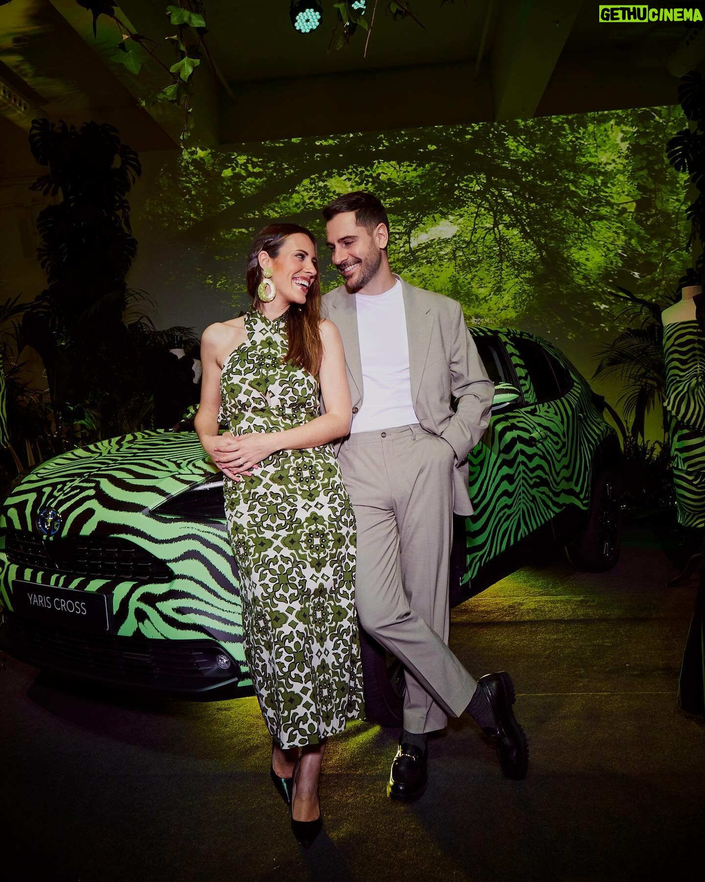 Sandra Díaz Arcas Instagram - Los eventos más guays los organiza mi @alipromesas @valytyplace 🫶🏽 Ha metido el nuevo @toyota_esp x @the2ndskinco en una selva en pleno Madrid 🌿🌿🦓 🦓 . . . 👗 @coosyofficial 💎 @fahomamadrid