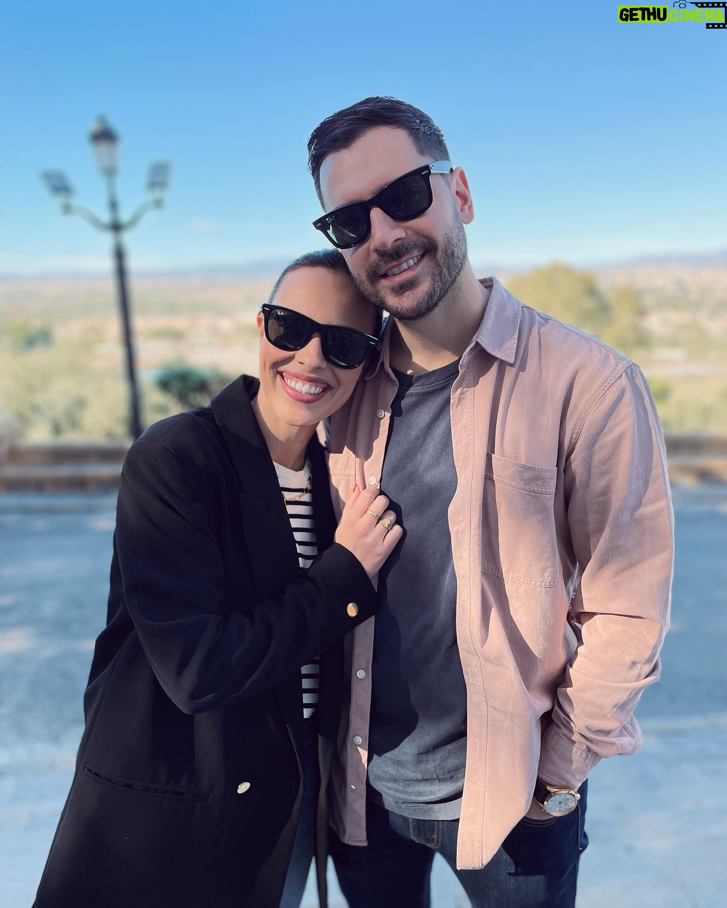 Sandra Díaz Arcas Instagram - Cuando vinimos aquí, Agus ni siquiera me había pedido matrimonio aún. Yo quería que conociera nuestro Santuario de La Fuensanta y ver si le parecía un sitio tan bonito y especial como a mí. Porque una cosa sí tenía clara. Si alguna vez me casaba, lo haría ahí y con él. Pues en 365 días, estaré entrando por esa puerta vestida de blanco 👰🏽♀️ ⛪️