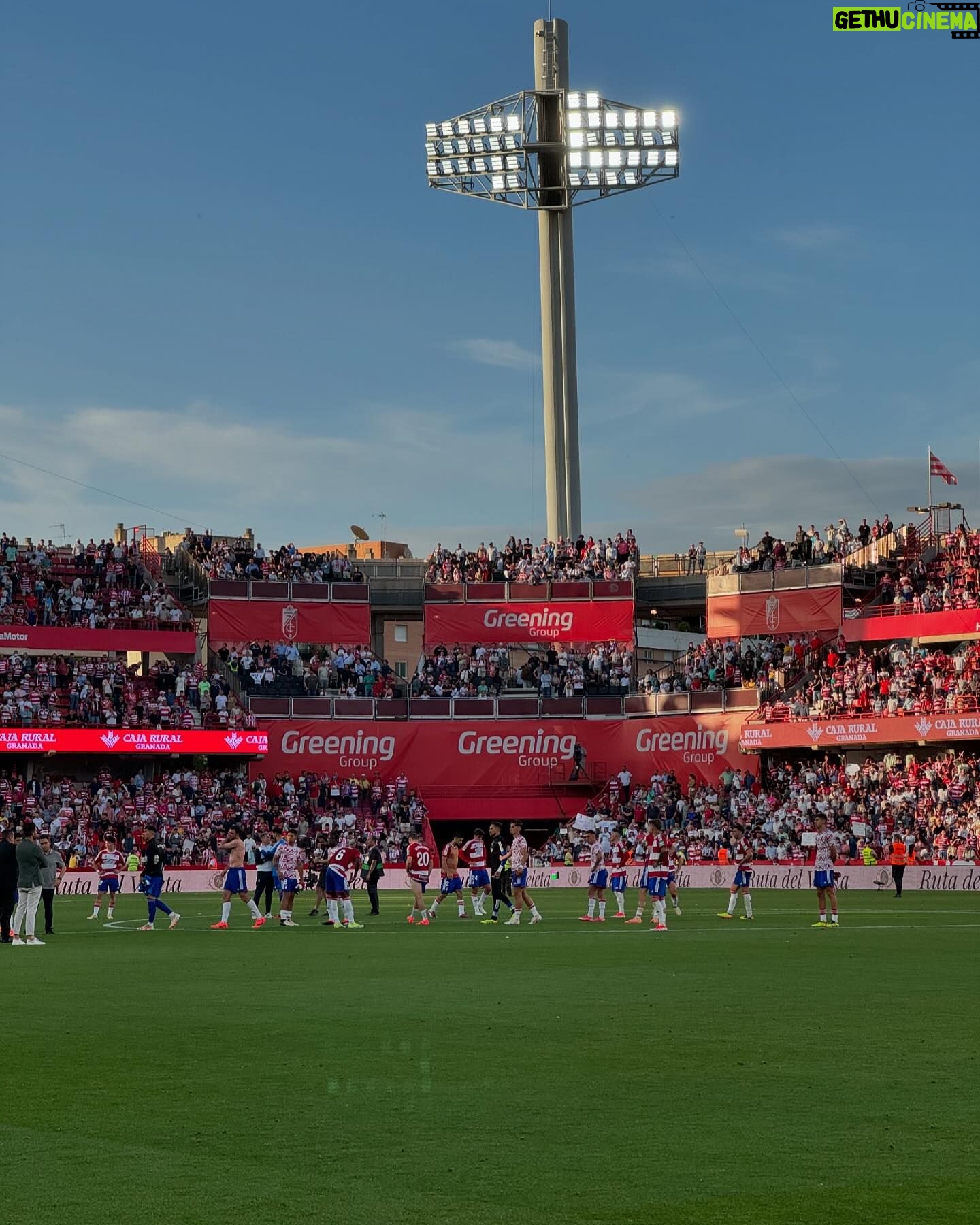 Sandra Díaz Arcas Instagram - Empezamos a entrar en la recta final y nos vamos despidiendo de estadios y ciudades. Granada, volved pronto a Primera ❤️